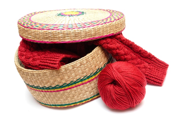 Koszyk z zestawami do haftu